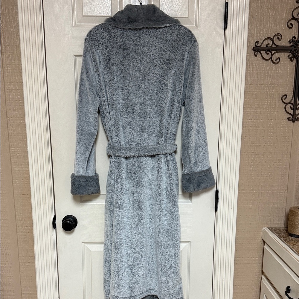 Secret Treasures Soft Gray Robe - Picture 10 of 12